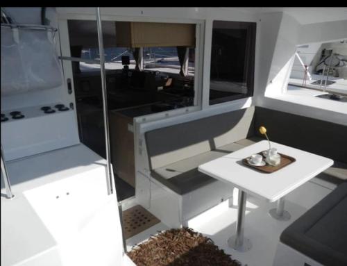 a small white table in the back of a boat at יאכטה נעמי in Ashdod