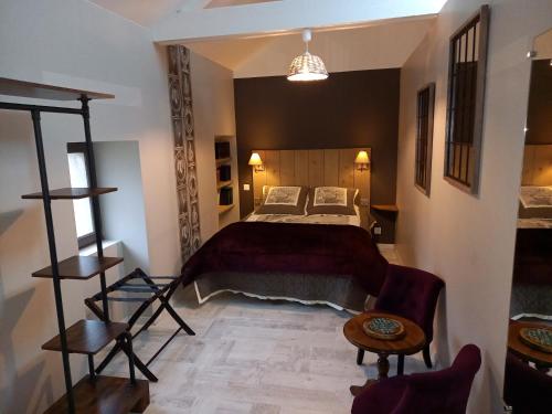 ein Schlafzimmer mit einem Bett und einem Stuhl in einem Zimmer in der Unterkunft Kervig House Ty Laouen in Paimpol