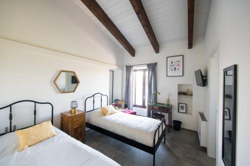 una camera con due letti e una finestra di Parva Vinea Agriturismo a Benevento