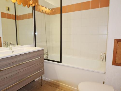a bathroom with a sink and a tub and a toilet at Appartement Samoëns, 2 pièces, 4 personnes - FR-1-624-125 in Samoëns