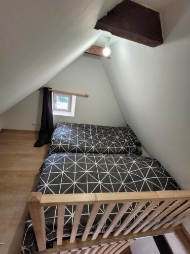 um quarto com uma cama num sótão em Maisonette em Muret-le-Château