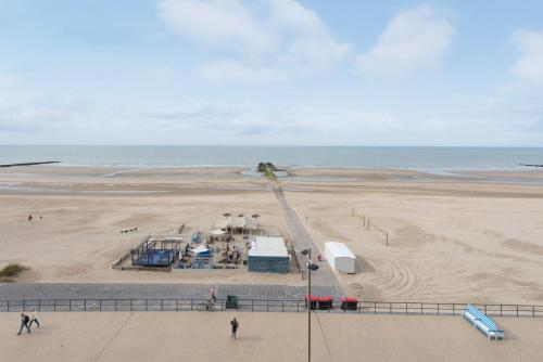 - une vue aérienne sur une plage avec l'océan dans l'établissement Seaview, à Middelkerke