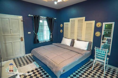 a blue bedroom with a bed and a chair at ลิลล์ลดา บูติค โฮเต็ล in Ban Na Oi