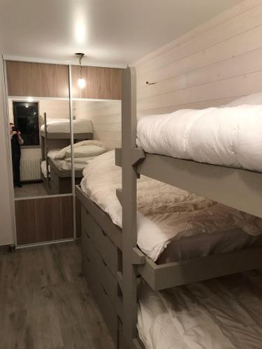 une chambre avec deux lits superposés et un miroir dans l'établissement Grand Sud, à Courchevel