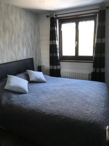 クールシュヴェルにあるGrand Sudのベッドルーム1室(枕2つ、窓付)