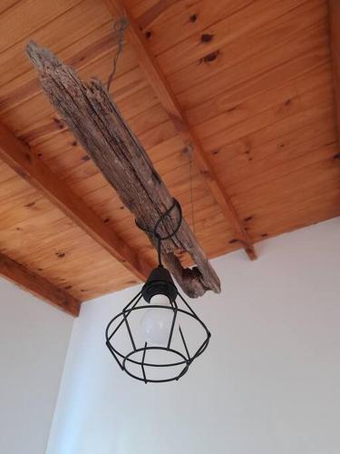 una lámpara de araña colgando del techo de una habitación en Aires de Trevelin en Trevelín