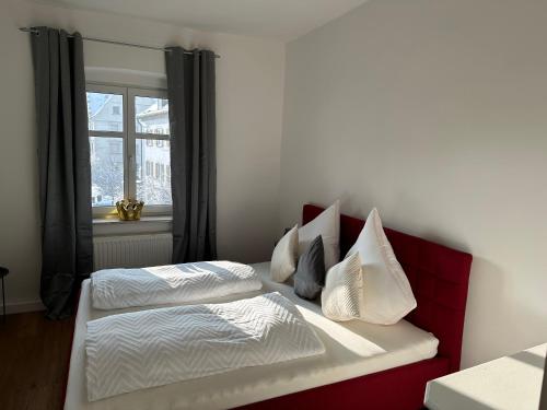 1 dormitorio con 2 camas y ventana en Mühlbach´s, en Kaufbeuren