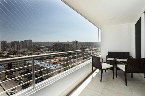 Elle comprend un balcon offrant une vue sur la ville. dans l'établissement departamento 9 norte 450, à Viña del Mar