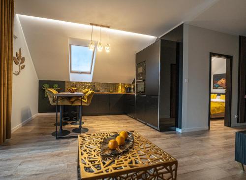 a living room with a table and a kitchen at Apartament w Cieplicach Panorama in Jelenia Góra