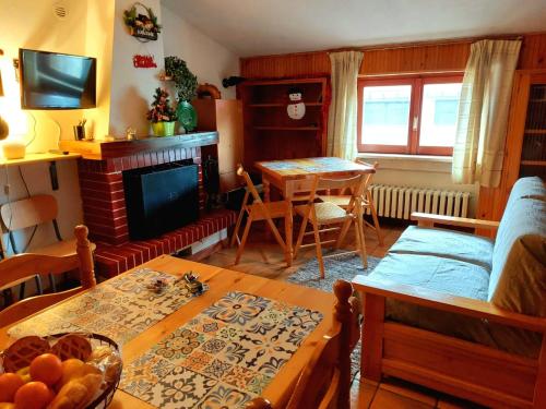 een woonkamer met een tafel en een eetkamer bij repaci 17 home in Camigliatello Silano