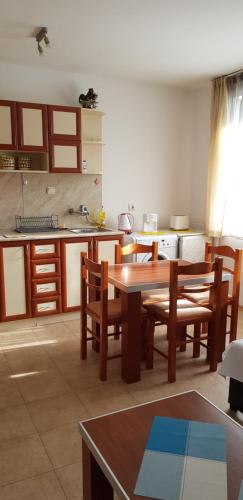 バンスコにあるTodorini Kuli Apartmentsのテーブル、椅子、テーブル、キッチンが備わります。