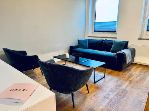 a living room with a couch and a table at Mi Casa 3 Zimmer geschmackvoll zentral in Bremen in Bremen