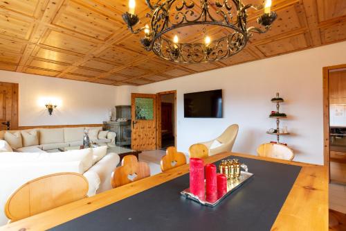 Chalet Casa Acla Laax في لاكس: غرفة معيشة مع طاولة وأريكة