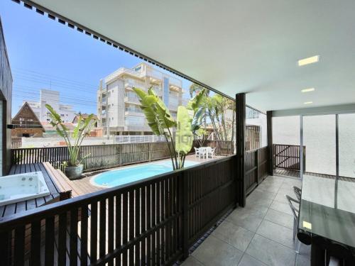 un balcón con jacuzzi en un edificio en 022 - Lindo Residencial com Piscina e Jacuzzi em Bombas, en Bombinhas
