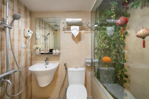 a bathroom with a toilet and a sink at Hanoi La Cascada House & Travel in Hanoi