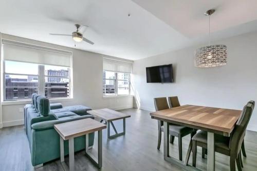 Televisyen dan/atau pusat hiburan di Signature Condo in the Heart of Downtown New Orleans