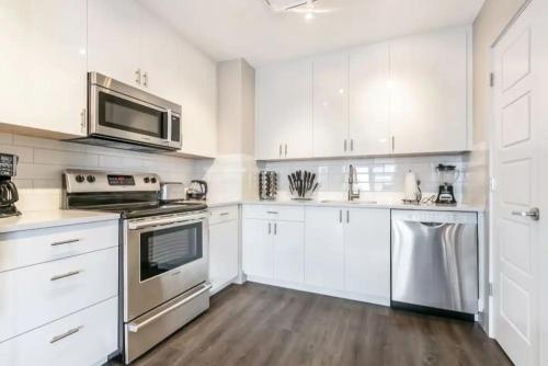 Dapur atau dapur kecil di Signature Condo in the Heart of Downtown New Orleans