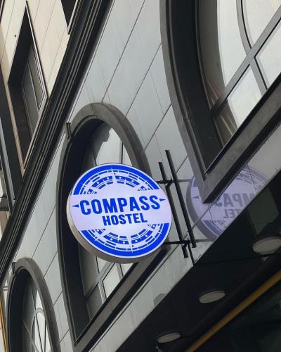 Compass Hostel Sydykovaに飾ってある許可証、賞状、看板またはその他の書類