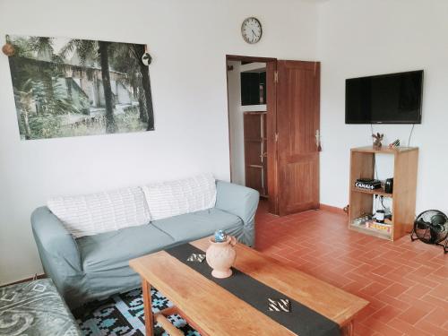 uma sala de estar com um sofá e uma mesa de centro em Maison d'hôtes Keur Racine em Cap Skirring