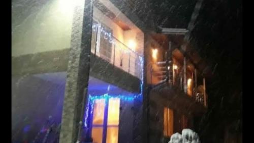 uma casa com uma luz azul ao lado dela em Vila Adrian Argeș em Vedea