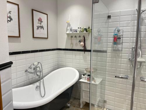 a bathroom with a tub and a glass shower at Jurahaus Hirschberg EG Wohnung in Beilngries