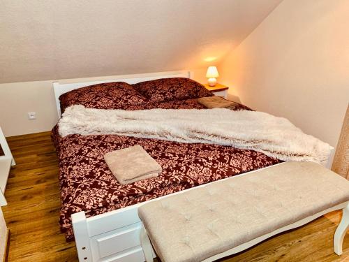 a bed in a small room with a bed sidx sidx sidx at Romantické chalúpky Raj-Borievka, Čučoriedka a Drienka in Hrabušice