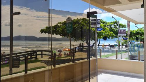 una ventana con vistas a la playa en Apto pé na areia em Meia Praia Itapema, 3 dormitórios, en Itapema