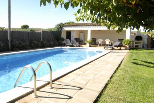Viladamat的住宿－MAS PALOL，一座房子后院的游泳池