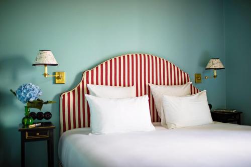 Hôtel Les Deux Garesにあるベッド