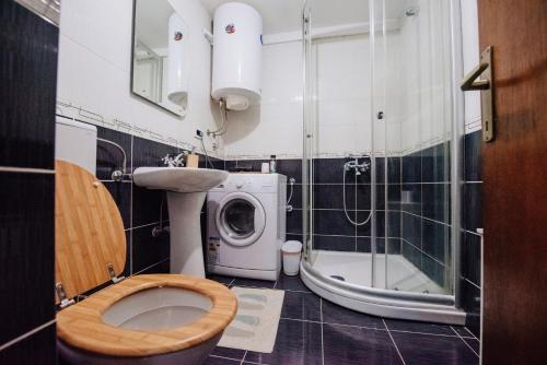 La salle de bains est pourvue de toilettes et d'un lave-linge. dans l'établissement CENTRAL Kolašin, à Kolašin
