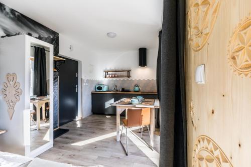 salon ze stołem i kuchnią w obiekcie Apartament Sova w mieście Kościelisko