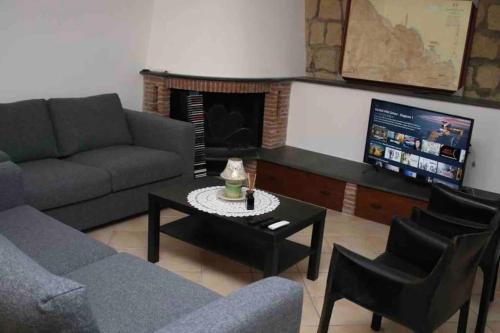波佐利的住宿－Casa Polifemo，客厅配有沙发和桌子