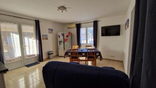 Televízia a/alebo spoločenská miestnosť v ubytovaní rêve méditerranéen, Le bonheur est dans ma maison