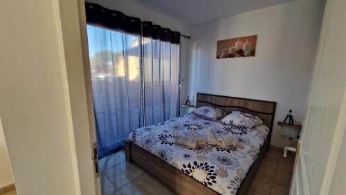 a bedroom with a bed and a window at rêve méditerranéen, Le bonheur est dans ma maison in Le Barcarès