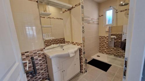 une salle de bain avec un lavabo et une douche dans l'établissement rêve méditerranéen, Le bonheur est dans ma maison, au Barcarès