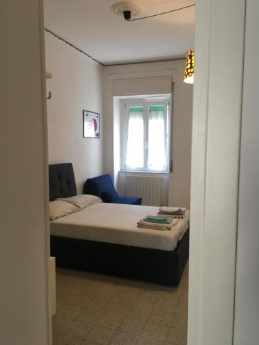 - une chambre avec un lit et une fenêtre dans l'établissement Cebollitas B&B, à Naples