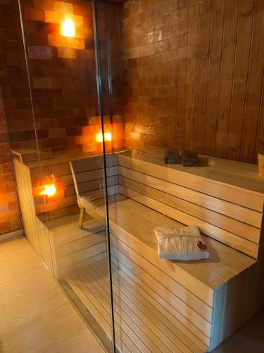 una sauna con una bañera con una bolsa de plástico. en La Sura Germain, 