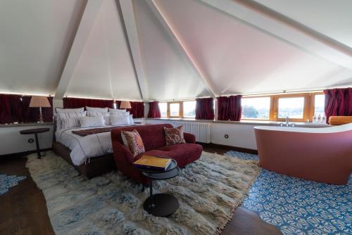 una camera con letto e una vasca in una tenda di Casa Beatnik Hotel a Santiago de Compostela