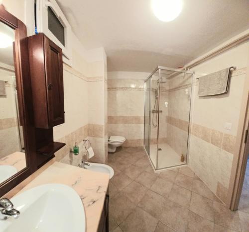 La salle de bains est pourvue d'une douche, d'un lavabo et de toilettes. dans l'établissement I Vallata Paradise I EV outlet & Free Parking - 10 minutes from Lugano with a big Garden&View, à Lugano