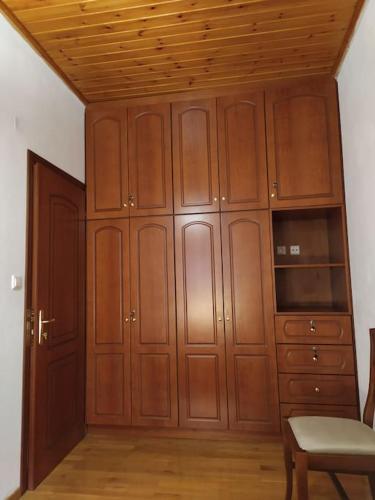 a room with wooden cabinets and a wooden ceiling at Κάσα ανοάστρα (casa anoastră), Syrrako Ioanninon in Sirako