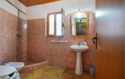 e bagno con lavandino, servizi igienici e vasca. di Cozy Home In Santa Lucia Del Mela With Kitchen a Santa Lucia del Mela