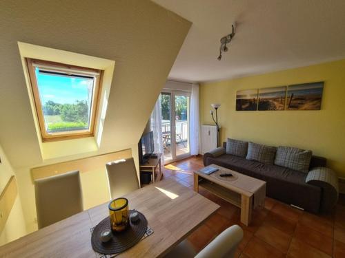 sala de estar con sofá y mesa en Meeresbrise, en Zingst