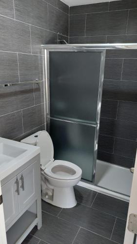La salle de bains est pourvue d'une douche et de toilettes. dans l'établissement Economy 7 Inn Hampton, à Hampton