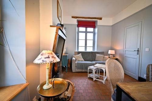 salon z kanapą i stołem w obiekcie Gîte de Montfranc w mieście Pierrefitte-sur-Sauldre