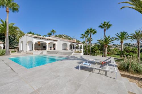 EL TORO - By Almarina Villas