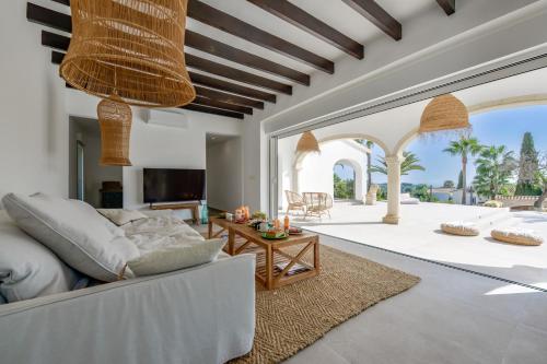 ein Wohnzimmer mit Sofa und Tisch in der Unterkunft EL TORO - By Almarina Villas in Benissa