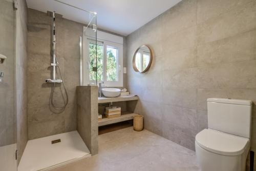 ein Badezimmer mit Dusche, Toilette und Waschbecken in der Unterkunft EL TORO - By Almarina Villas in Benissa