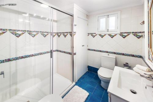 y baño con ducha, aseo y lavamanos. en Casa Guatifay en Puerto del Carmen