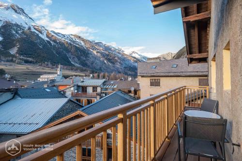 Elle comprend un balcon offrant une vue sur la ville et les montagnes. dans l'établissement "Le Temps Suspendu", à Termignon