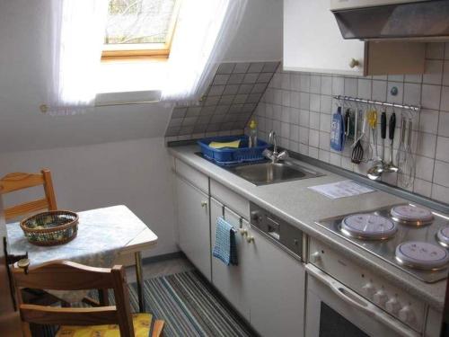 eine Küche mit einer Spüle und einer Arbeitsplatte in der Unterkunft Ferienwohnung Roock in Oevenum